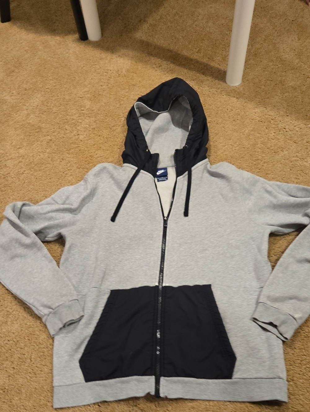 Nike Men’s Light Gray Zip-Up Hoodie with Black Hood & Pockets